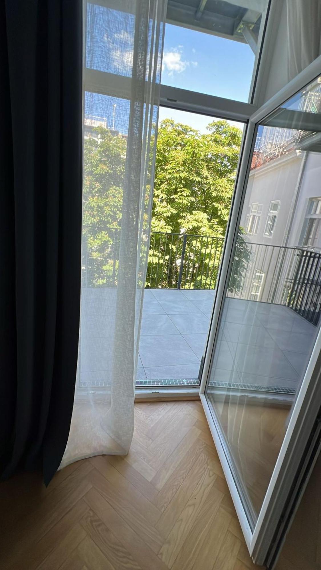 Large Garden-view Balcony Comfort Retreat 1020-vienna * Vienna